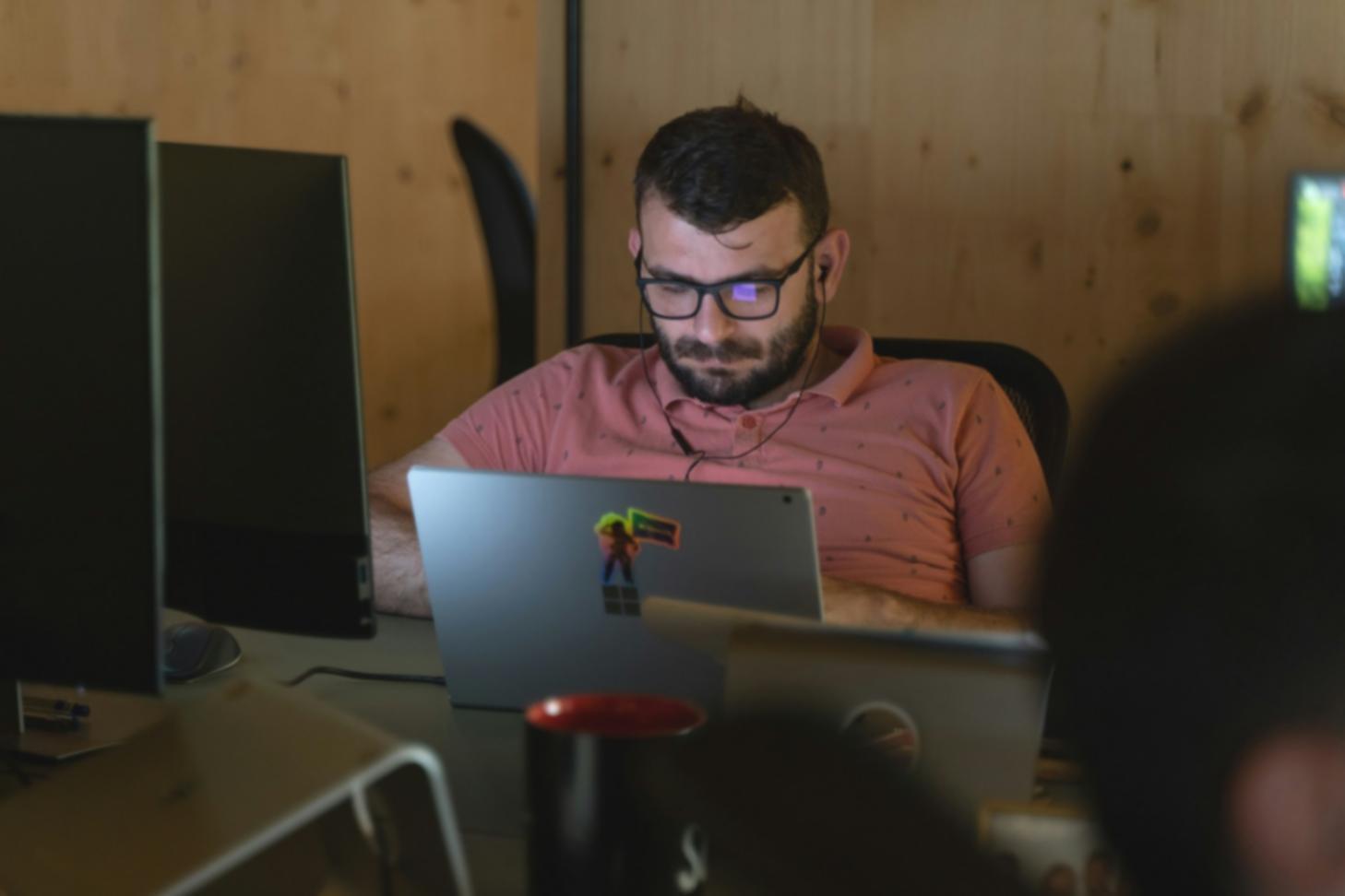 Finanzanalyse Arbeitsplatz mit Charts und Daten